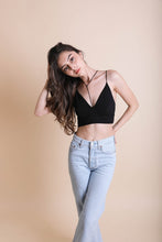 Charger l&#39;image dans la galerie, Y-Neck Plunge Crop Top
